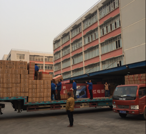 成都乐鱼leyu（中国）集团成品库前员工们加班发货