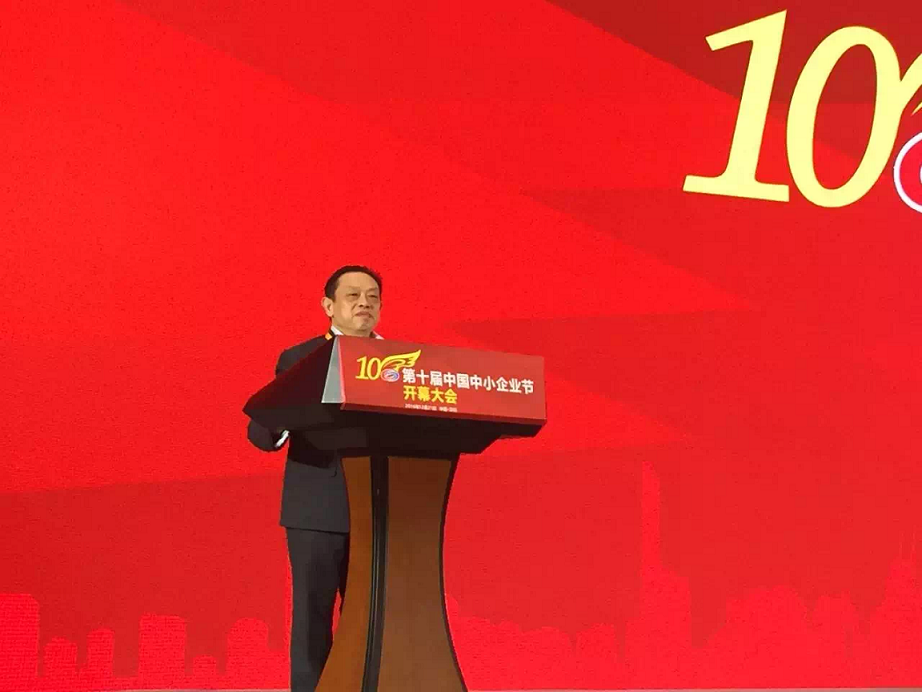 成都乐鱼leyu（中国）集团董事长刘荣富荣获“中国中小企业节能低碳英雄”荣誉称号并在会上做了专题发言