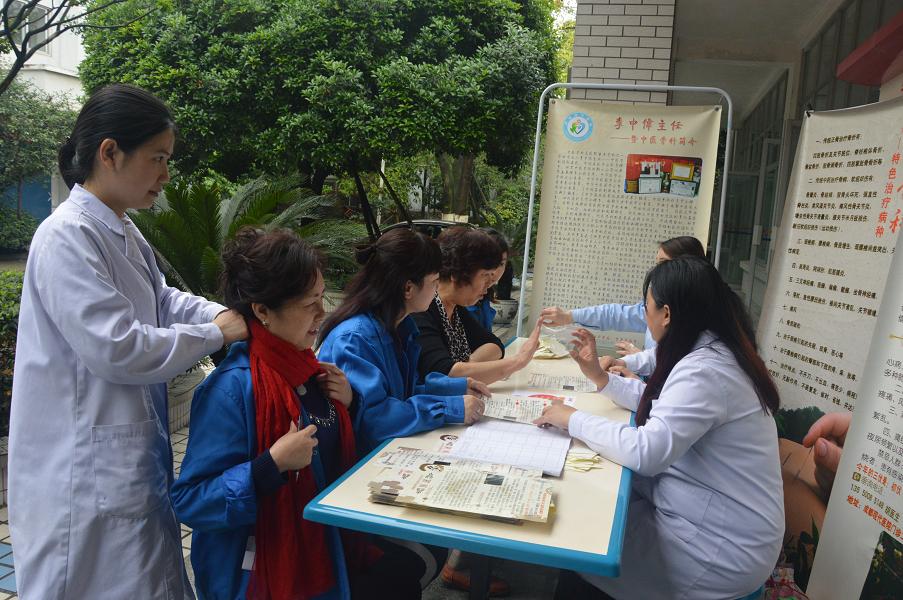 成都乐鱼leyu（中国）集团邀请中医骨科专家到公司为员工义诊