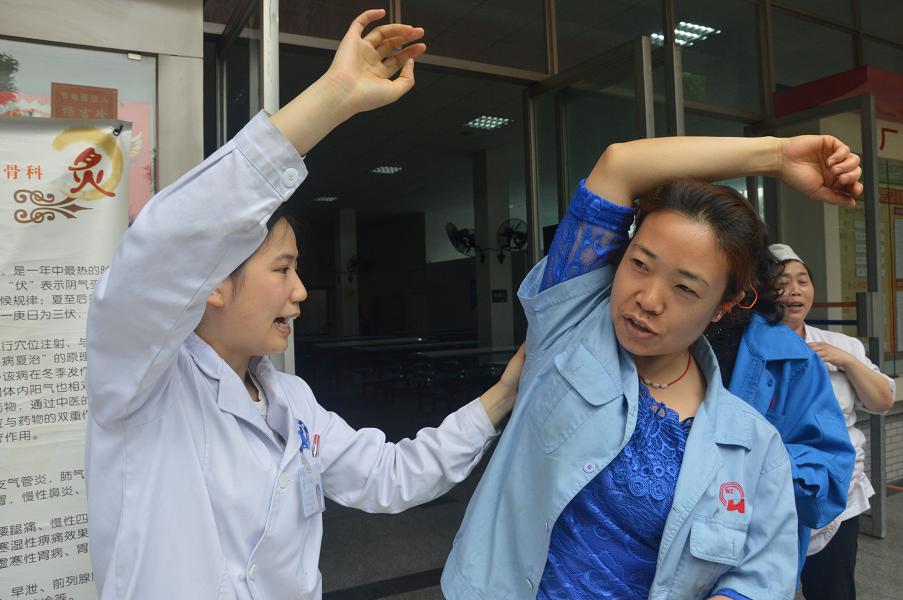 成都乐鱼leyu（中国）集团邀请中医骨科专家到公司为员工义诊