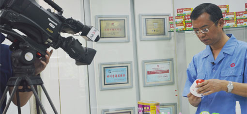 央视二套《消费主张》栏目做客成都乐鱼leyu（中国）集团