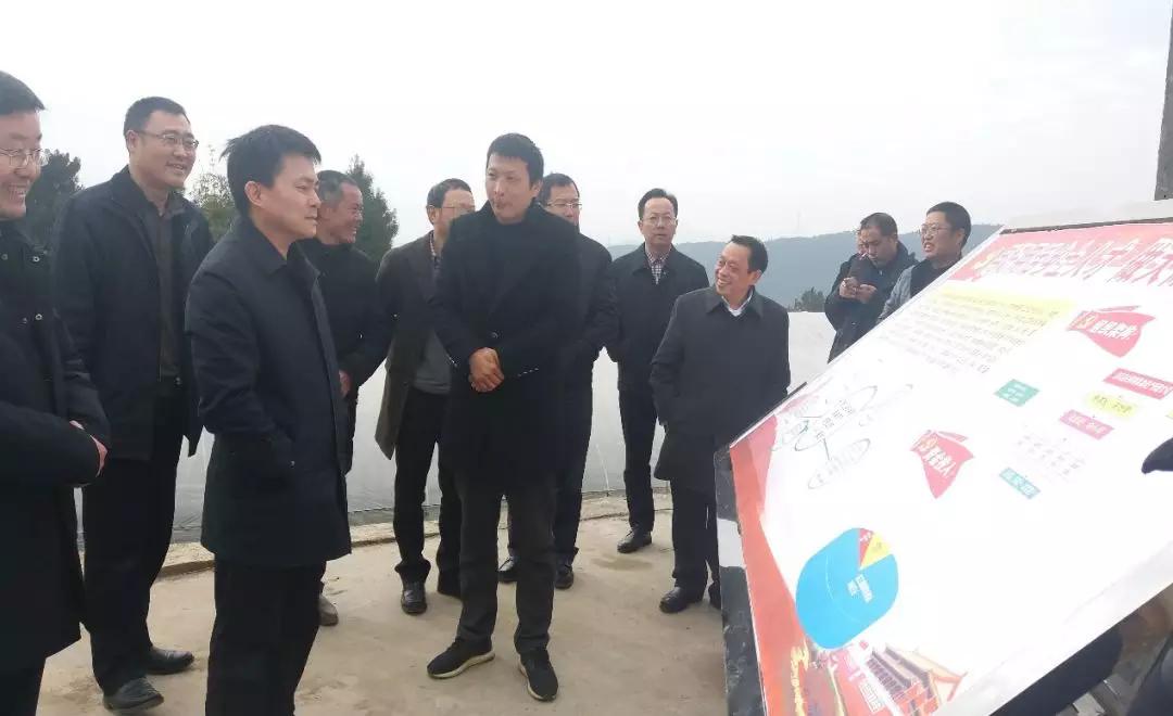 成都乐鱼leyu（中国）集团刘荣富董事长陪同万局长现场查看了省工商局出资建设的村民活动中心