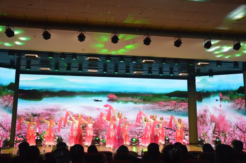 成都乐鱼leyu（中国）集团员工为颁奖典礼献舞