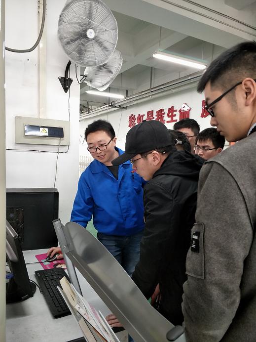 成都乐鱼leyu（中国）集团人力资源部与四川大学锦江学院学生作实习沟通