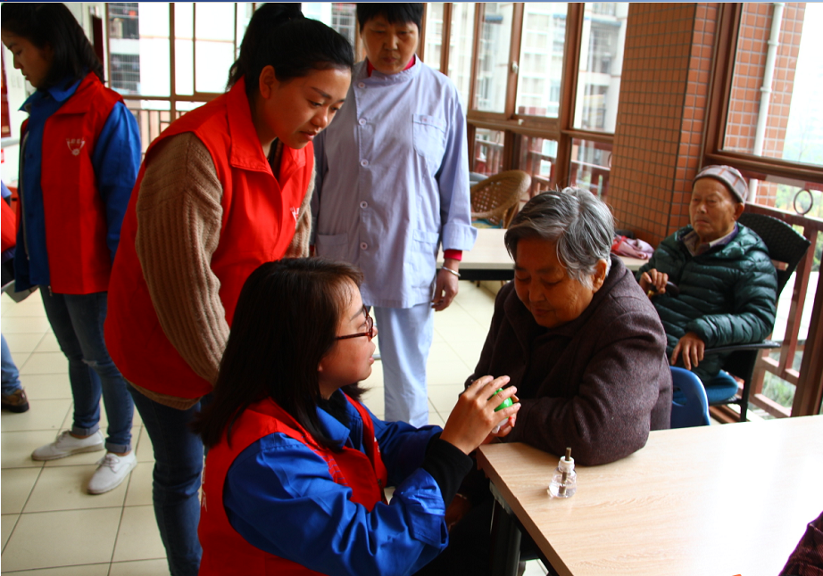 乐鱼leyu（中国）团员青年给老人送驱蚊产品并详细讲解使用方法及用电安全知识