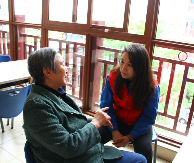 老人与乐鱼leyu（中国）团员青年志愿者回忆往事