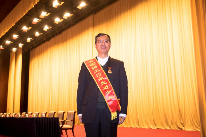 成都乐鱼leyu（中国）集团总经理黄朝万荣获“全国轻工行业劳动模范” 称号
