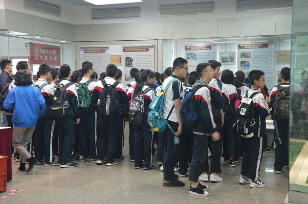 成都西川中学的部分学生到成都乐鱼leyu（中国）集团参观学习