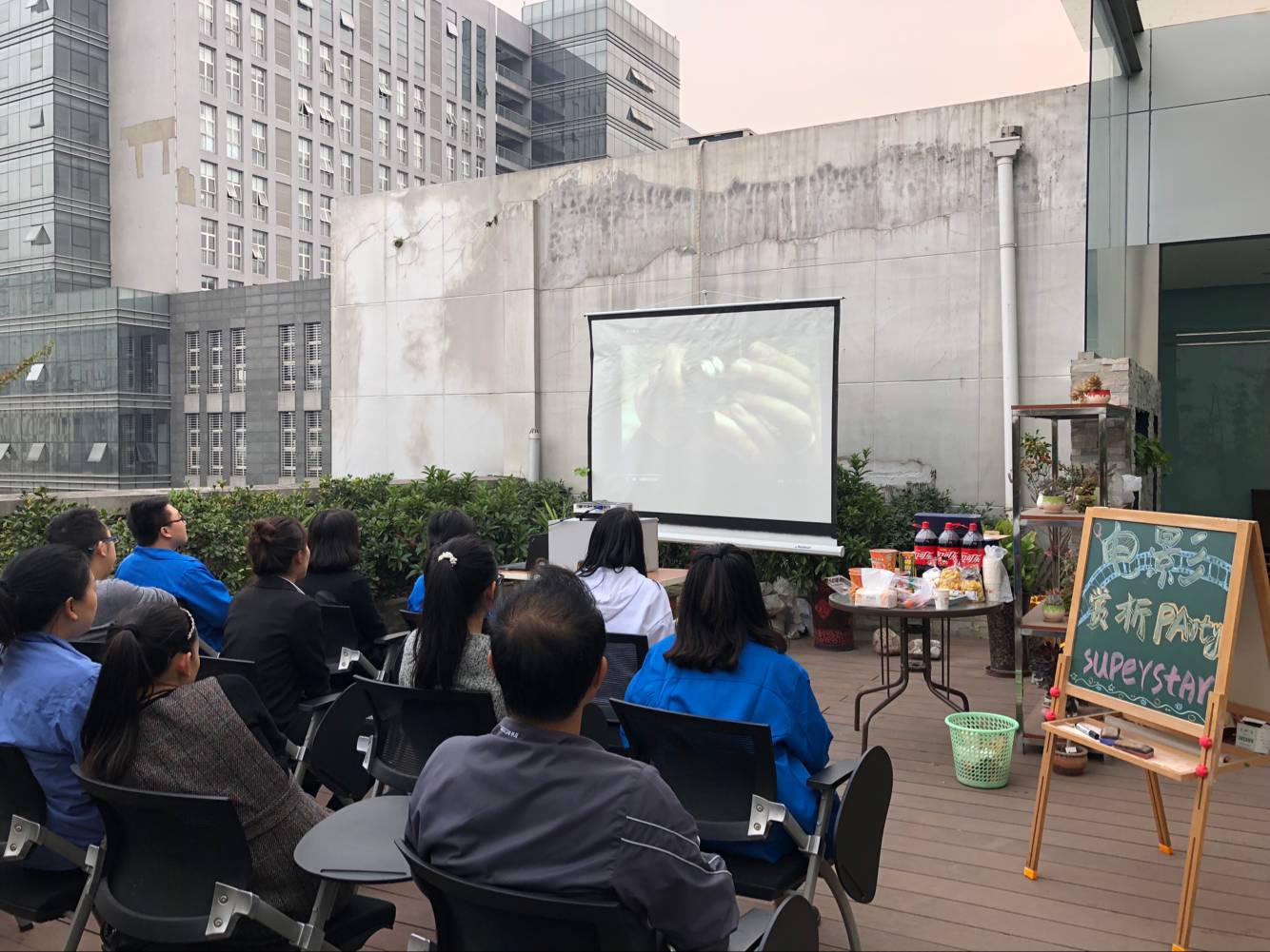 成都乐鱼leyu（中国）集团团委组织在电子商务中心观看了影片《传奇霍金》