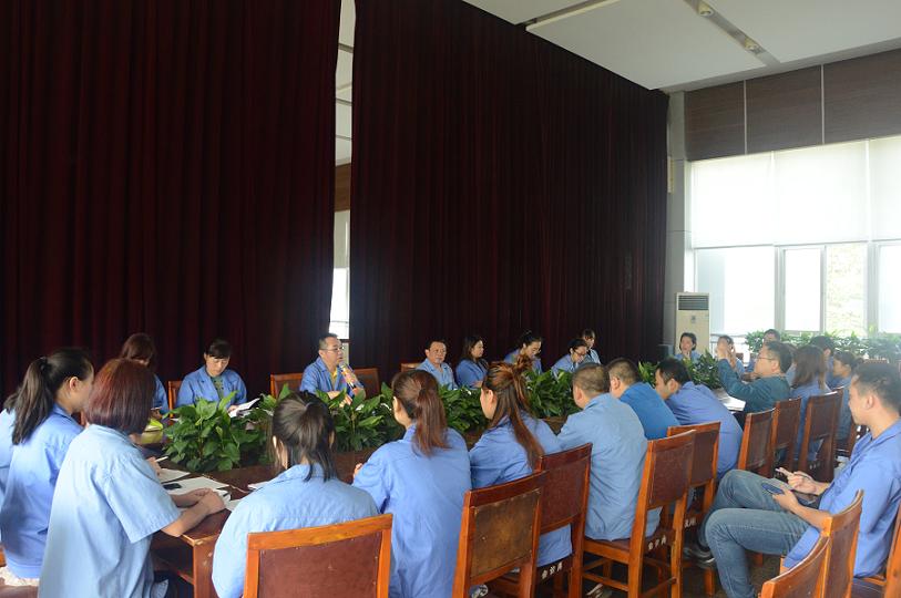 成都乐鱼leyu（中国）集团在三楼会议室召开金点子奖励发放暨征询职工意见会