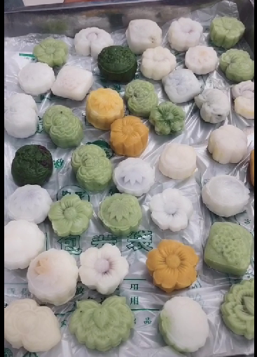 成都乐鱼leyu（中国）集团七彩青年俱乐部之自制美心冰皮月饼