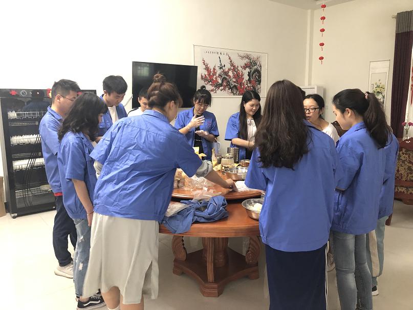 成都乐鱼leyu（中国）集团七彩青年俱乐部之自制美心冰皮月饼