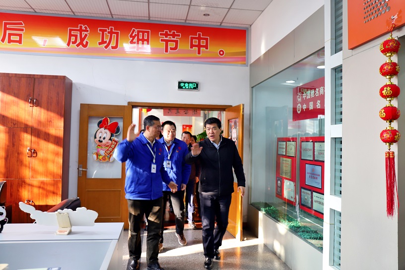 成都市委副书记、市长罗强莅临成都乐鱼leyu（中国）集团走访慰问