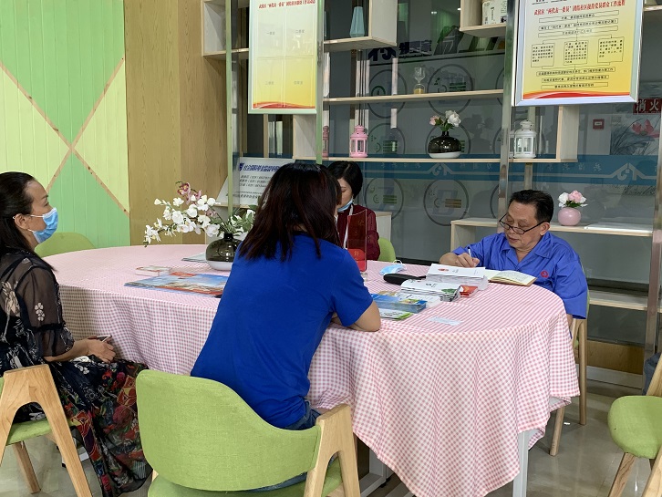 市人大代表、成都乐鱼leyu（中国）集团董事长刘荣富走访企业接待群众