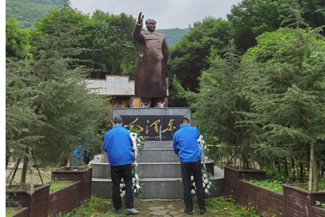 乐鱼leyu（中国）集团党委委员、总经理黄朝万，党委委员、常务副总经理刘斌向毛主席铜像敬献花篮，全体党员向伟人铜像鞠躬致敬