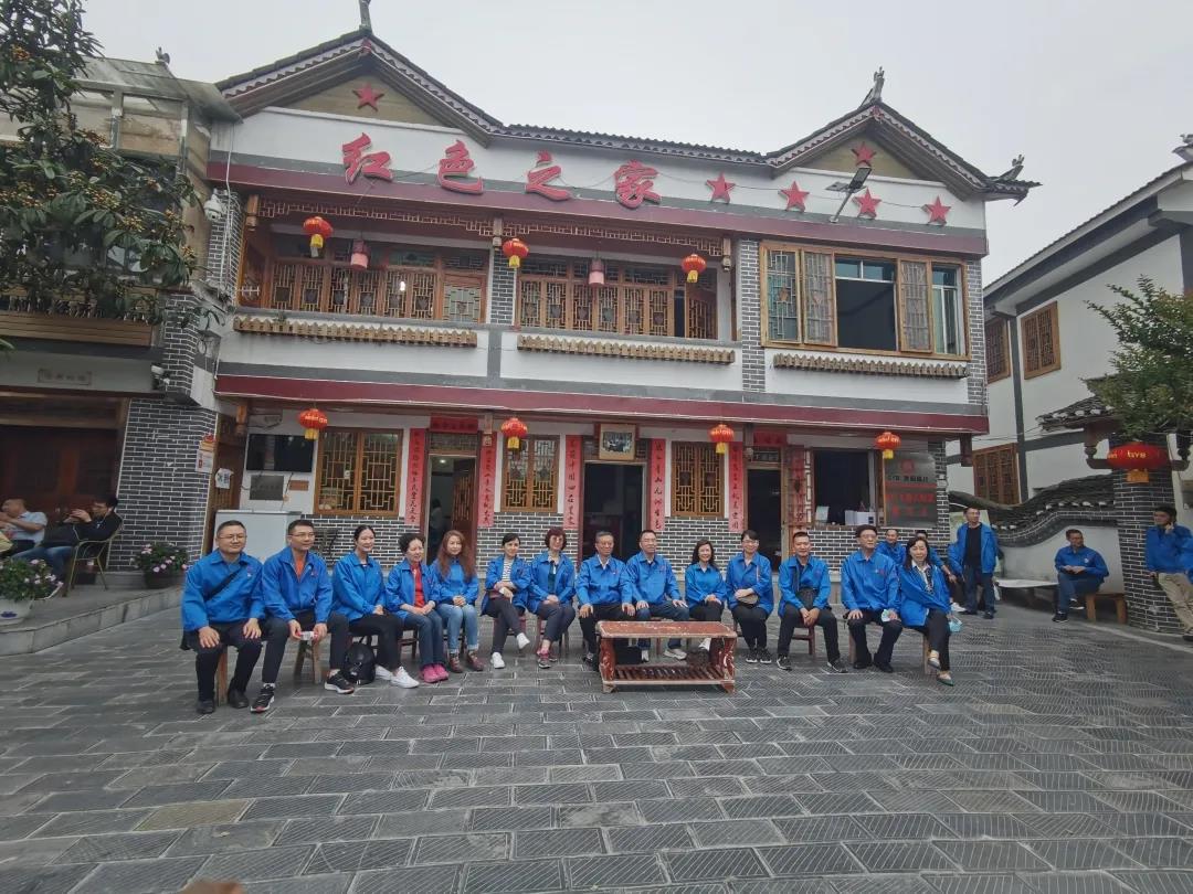 沿着习近平总书记走过的足迹，乐鱼leyu（中国）党员们走近花茂村，感受在党的领导下，依靠乡村振兴走上致富道路