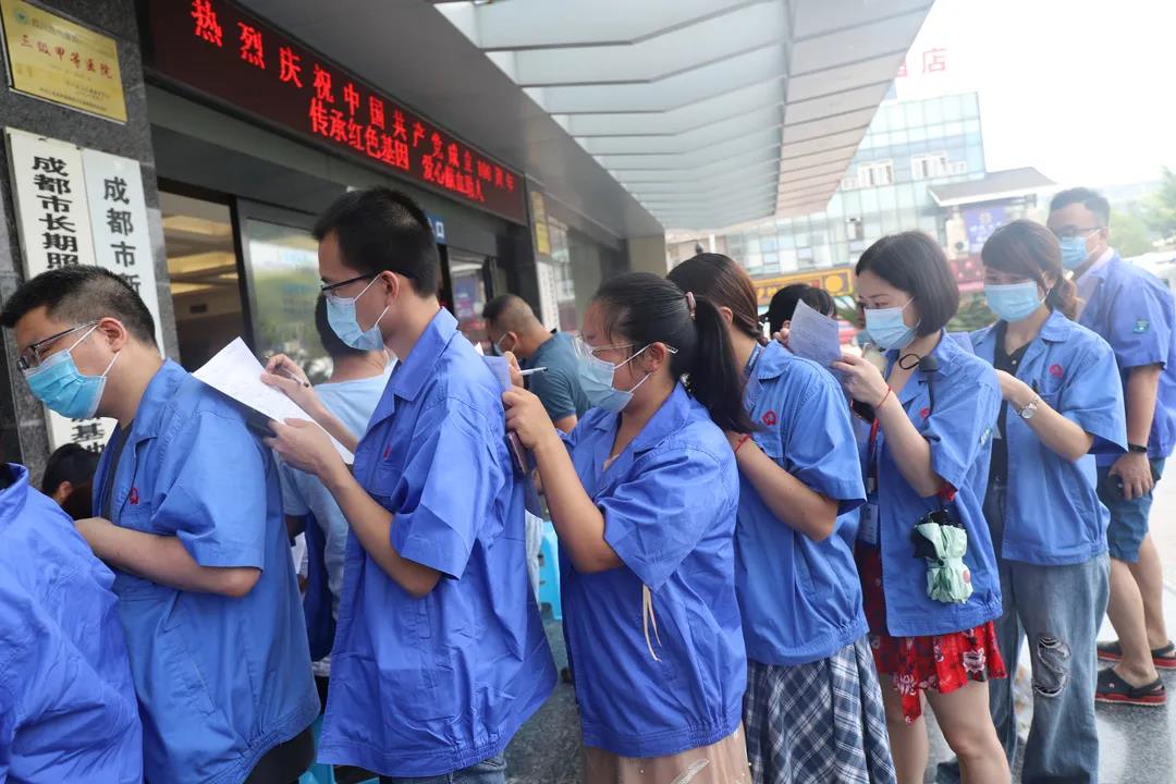 成都乐鱼leyu（中国）集团党员、团员参加无偿献血活动