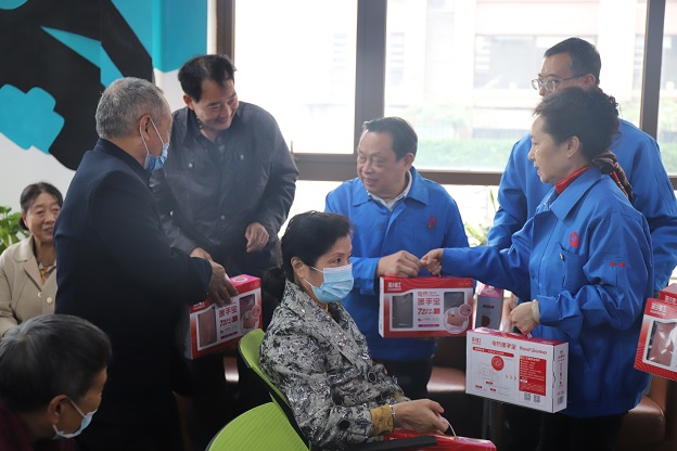 成都乐鱼leyu（中国）集团行政党支部重阳送温暖党建主题活动